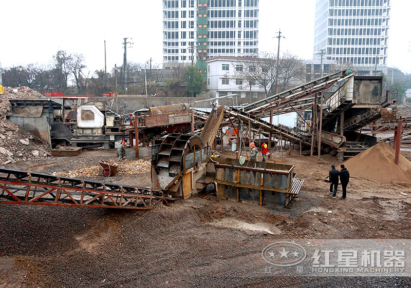 建筑垃圾制沙現(xiàn)場，配置車載制沙機(jī)